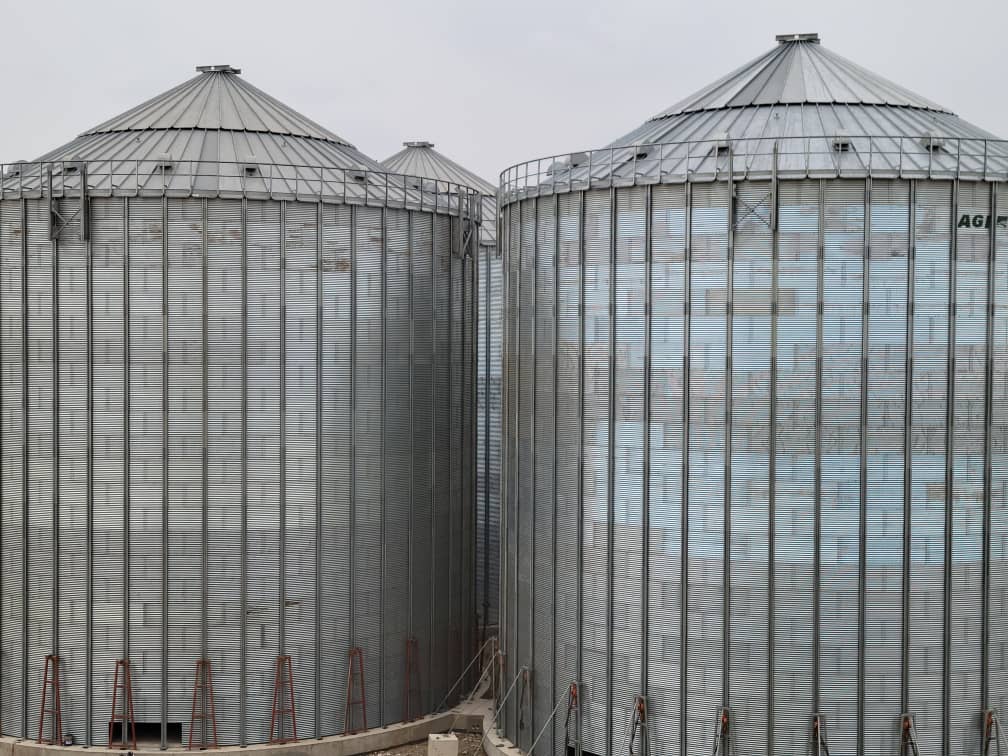 خزانات الزيت والمياه